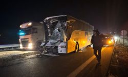 Anadolu Otoyolu'nda otobüs ile çekicinin çarpıştığı kazada 1 kişi öldü, 15 kişi yaralandı