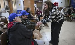 Ankara Seyranbağları Huzurevi'nde kalanlar bayram heyecanını ziyaretçileriyle paylaşıyor