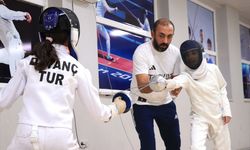 Antrenör babasının desteğiyle başladığı eskrimde milli takımı hedefliyor