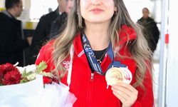 Avrupa Şampiyonu milli atıcı Damla Köse, memleketi Erzurum'da çiçeklerle karşılandı