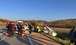 Balıkesir'de hafif ticari araçla otomobilin çarpıştığı kazada 1 kişi öldü, 2 kişi yaralandı