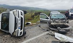 Balıkesir'de hafif ticari araçla otomobilin çarpıştığı kazada 5 kişi yaralandı