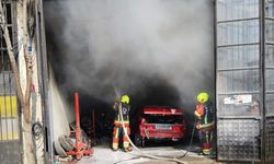 Balıkesir'de oto kaporta dükkanında çıkan yangında 2 araç yandı