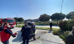 Balıkesir'de refüjdeki ağaçlara çarparak devrilen kamyonetteki 3 kişi yaralandı