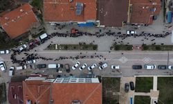 Bilecik'te iki asırlık 'şeker dağıtma' geleneğiyle büyükler çocukların yüzünü güldürüyor