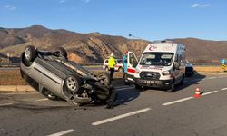 Bingöl'de devrilen otomobildeki 2 kişi yaralandı