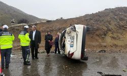 Bingöl'de devrilen otomobildeki 4 kişi yaralandı