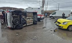 Bingöl'de hafif ticari araç ile taksinin çarpıştığı kazada 5 kişi yaralandı
