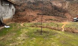 Bingöl'de heyelan sonrası evin duvarına dayanan toprak kütlesi endişeye neden oldu