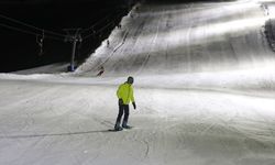 Bitlis'te ışıklandırılan tesiste gece kayağı keyfi