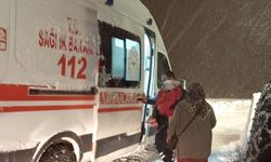 Bitlis'te yolu kardan kapanan köydeki hasta ekiplerce hastaneye ulaştırıldı