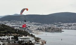 Bodrum'da paramotorla gökyüzünde Türk bayrağı açılarak şehitler anıldı