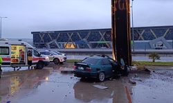 Bursa'da otomobil reklam panosuna çarptı, 1 kişi öldü, 2 kişi yaralandı