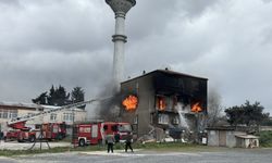 Büyükçekmece'de 3 katlı binada çıkan yangın söndürüldü