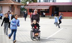 Cam kemik ve skolyoz hastası Zeynep Duru'nun hayali sahnede piyano çalmak