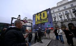 Çevre örgütü Greenpeace Madrid'in merkezinde 'Savaşa hayır' pankartı açtı