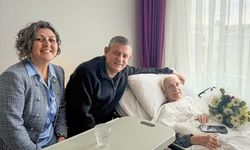 CHP Genel Başkanı Özel, ilkokul öğretmenini ziyaret etti