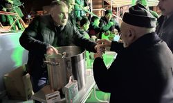 Çorum'da Kadir Gecesi dolayısıyla vatandaşlara yaklaşık 100 kilogram süt ikram edildi