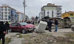 Çorum'da tarım işçilerini taşıyan minibüs ile otomobilin çarpışması sonucu 5 kişi yaralandı