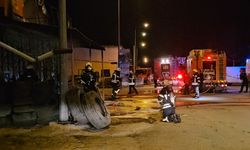 Çorum'da yangın çıkan oto lastik servisinde hasar oluştu