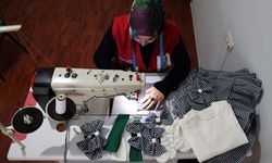 Depremzede anne, Türk Kızılay gönüllüsü olarak kız çocuklarına bayramlık dikti