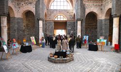 Diyarbakır'da bağımlılıkla mücadele edenlerin duygularını yansıttığı resimler sergilendi