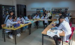 Diyarbakır'da eskiyen çeyizlik ürünler 'sıfır atık' temasıyla çantaya dönüştürülüyor