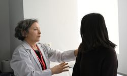 Doktor anne, meslektaşı iki çocuğuyla aynı hastanede çalışıyor