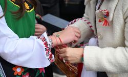 Edirne'de Bulgaristan'ın bahar geleneği olan 'marteniçka' bilekliği dağıtıldı