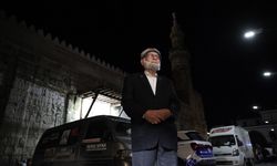 'Elmacı Dede' Şam'daki çocuklara bayram şekeri dağıttı