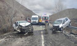 Erzincan'da iki otomobil çarpıştı, 4 kişi yaralandı
