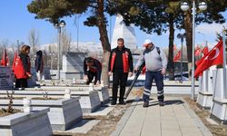 Erzincan'da şehit mezarlarında bakım ve onarım çalışması yapıldı