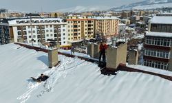 Erzurum'da kışın çatılardaki tehlikeye karşı profesyonel dağcılar 'buz timi' kurdu