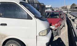 Eskişehir'de minibüsle çarpışan otomobilin hamile sürücüsü yaralandı