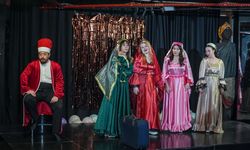 Farklı meslek gruplarından kişilerin oluşturduğu tiyatro topluluğu 'kapalı gişe' oynuyor