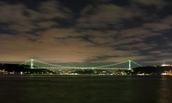 Fatih Sultan Mehmet Köprüsü 'Yeşilay Haftası' için ışıklandırıldı