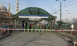 Fatih'te raydan çıkan tramvay karşı yönden gelen tramvaya çarptı