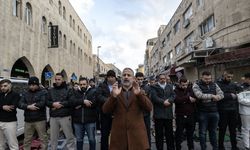 Filistinliler, bayram namazını İsrail'in kısıtlamaları nedeniyle kapatılan Mescid-i Aksa çevresinde kıldı