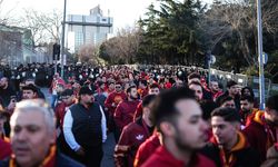 Galatasaraylı taraftarlar, Beşiktaş derbisi için Tüpraş Stadı'na geldi