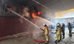 GÜNCELLEME - İzmir'de atölye ve depolarda çıkan yangın kontrol altına alındı