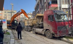 GÜNCELLEME - Kağıthane'de aydınlatma direğine çarpan kamyonun sürücüsü yaşamını yitirdi