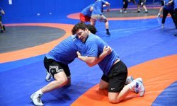 Güreşe ağabeyleri sayesinde başlayan milli sporcunun hedefi Avrupa şampiyonluğu