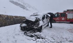 Hakkari'de hafif ticari araçla kamyonetin çarpıştığı kazada 1 kişi öldü, 7 kişi yaralandı