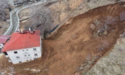 Hakkari'de heyelan bir eve zarar verdi