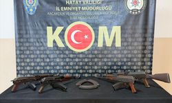 Hatay'da bir araçta çuval içerisinde 4 kalaşnikof tüfek ele geçirildi