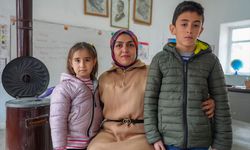 Havagül öğretmen ilk atandığı Diyarbakır'da iki öğrencisini geleceğe hazırlıyor