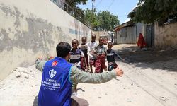 Hayırseverlerin gönderdiği bayramlıklar Somali'de yetim çocukların yüzünü güldürdü