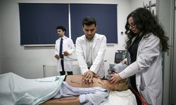Hekim adayları ve sağlık çalışanlarına hastayla karşılaşmadan önce simülasyonla eğitim veriliyor