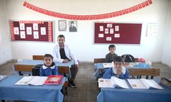 Hüseyin öğretmen, 3 öğrencisini geleceğe hazırlamak için mezranın yolunu tutuyor