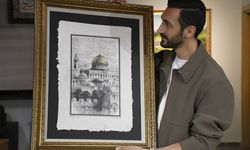 İbadete kapatılan Mescid-i Aksa'yı gündemde tutmak için el yapımı kağıtlara işliyor